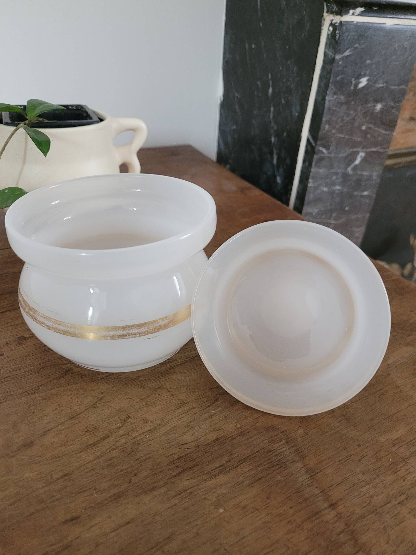 Pot with lid in opaline