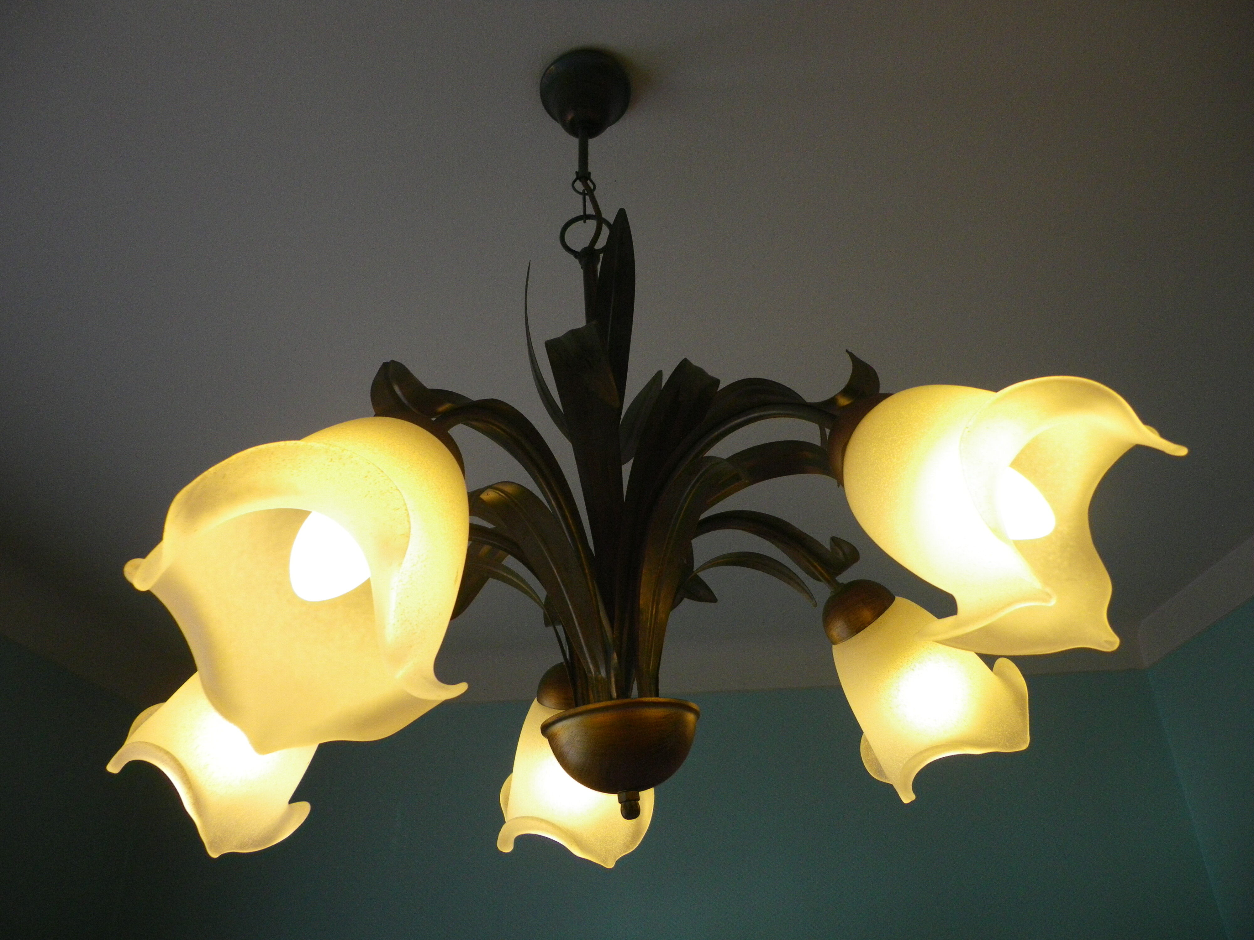 Chandelier of 5 corollas in white granite glass, central decoration with foliage 70s /80s