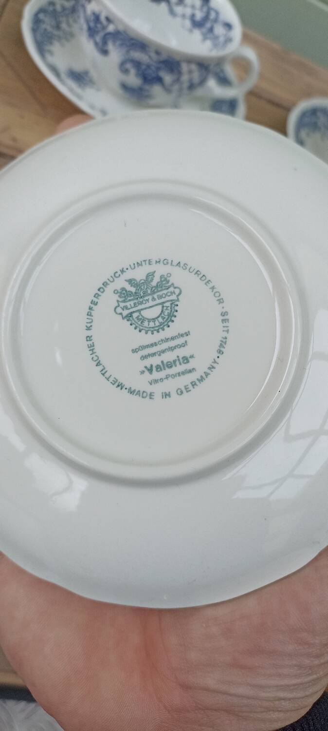 6 tea cups and saucers