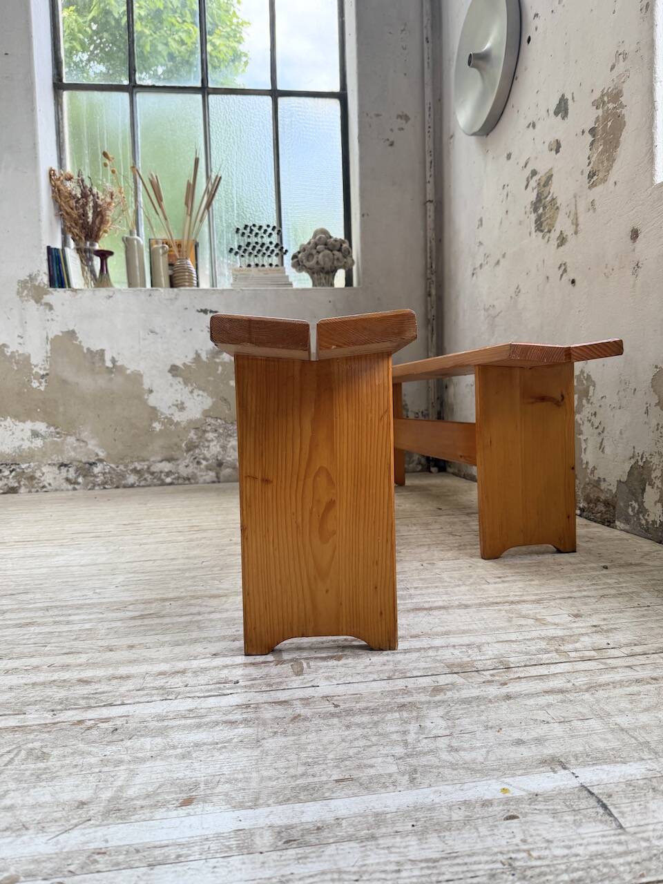 Paire de bancs en pin Charlotte Perriand Les arcs