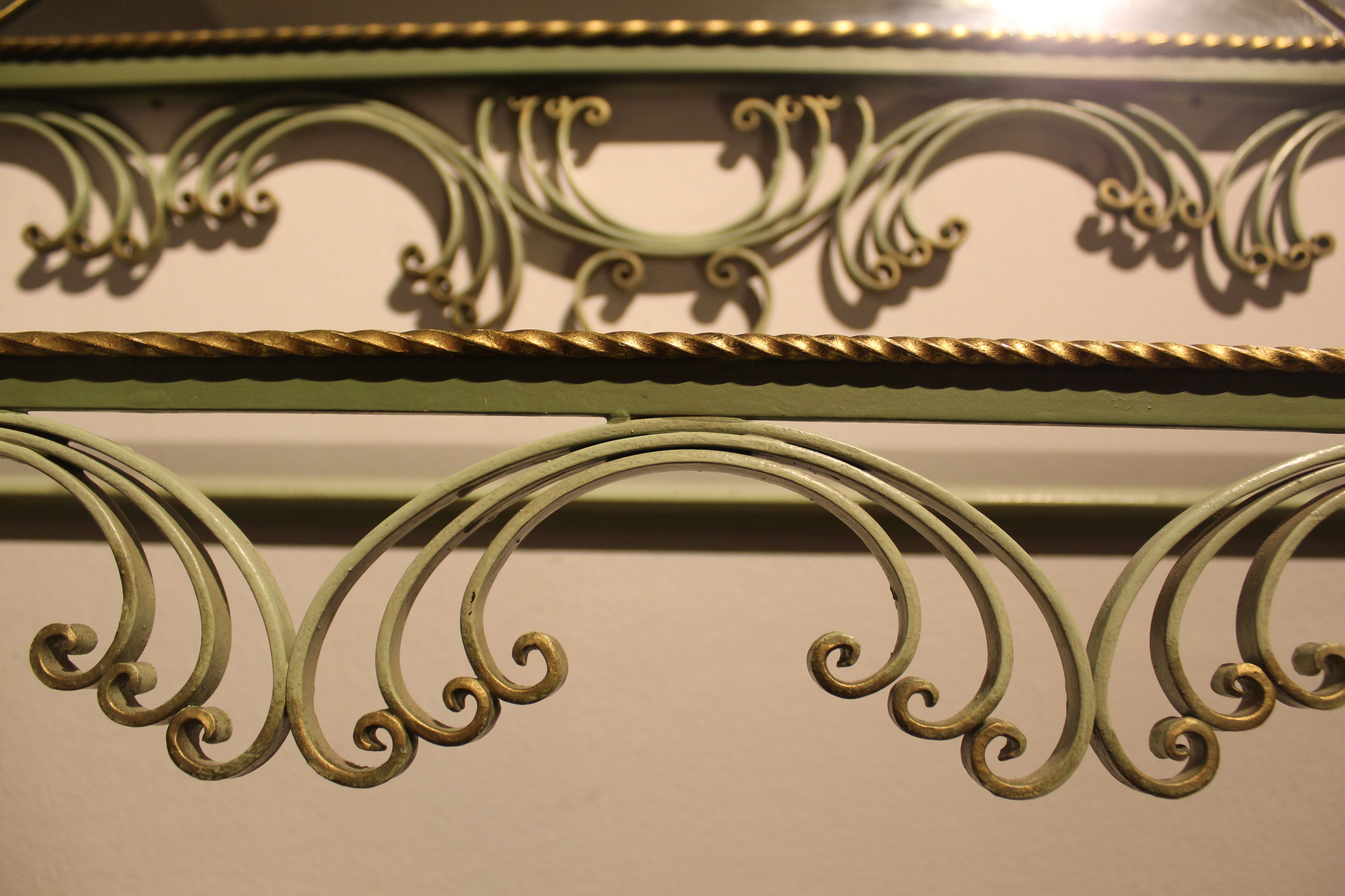 Miroir en plomb avec console en fer forgé laqué en vert pistache et or, Art Déco,