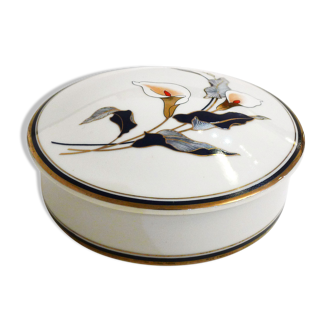 Porcelain box with lily decoration