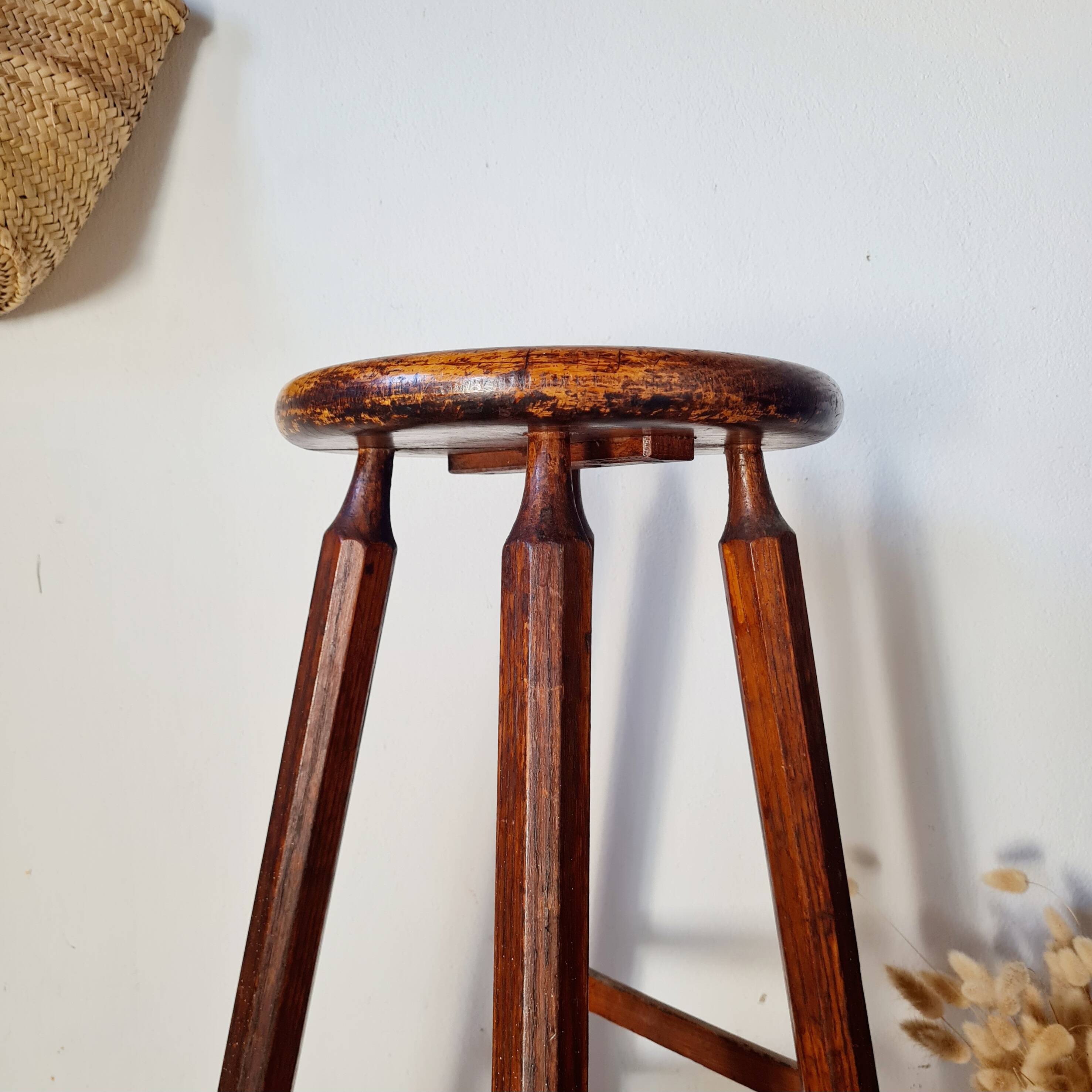 Tabouret haut d'atelier patiné