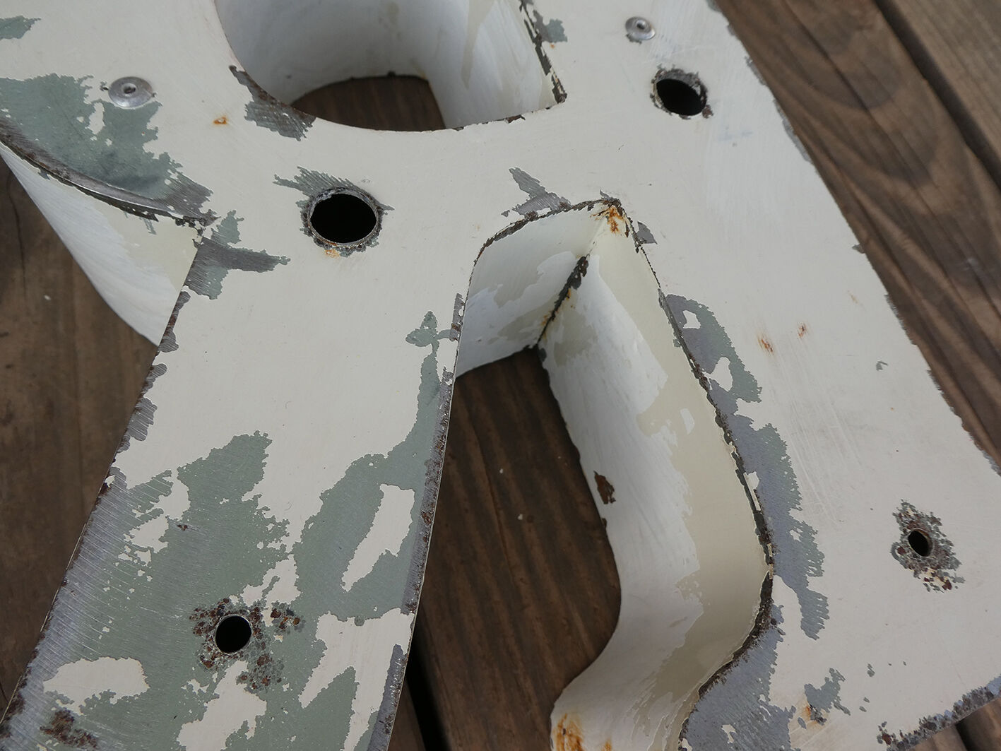 Letter "R" of vintage industrial brand in iron