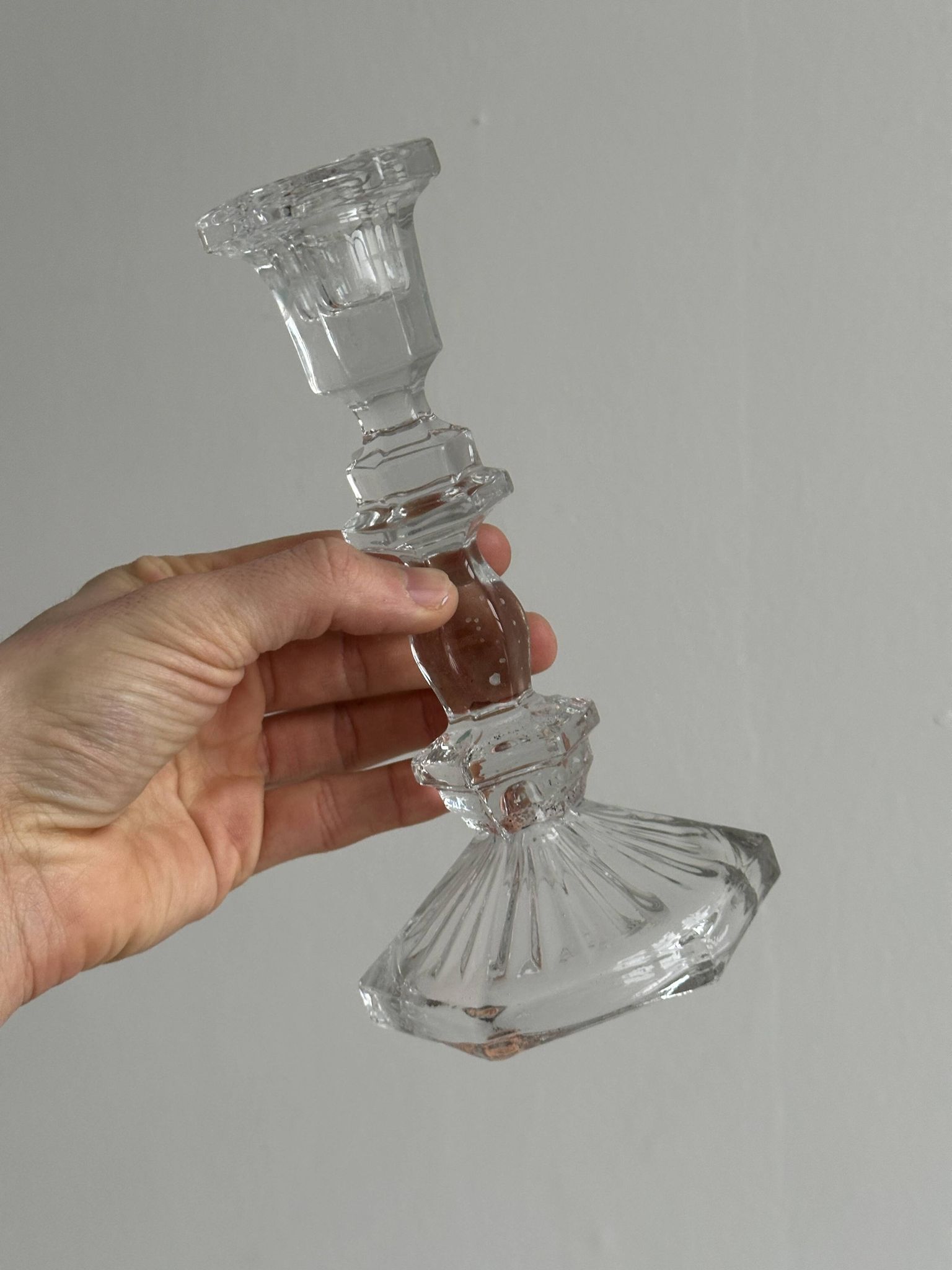 bougeoir en verre taillé transparent