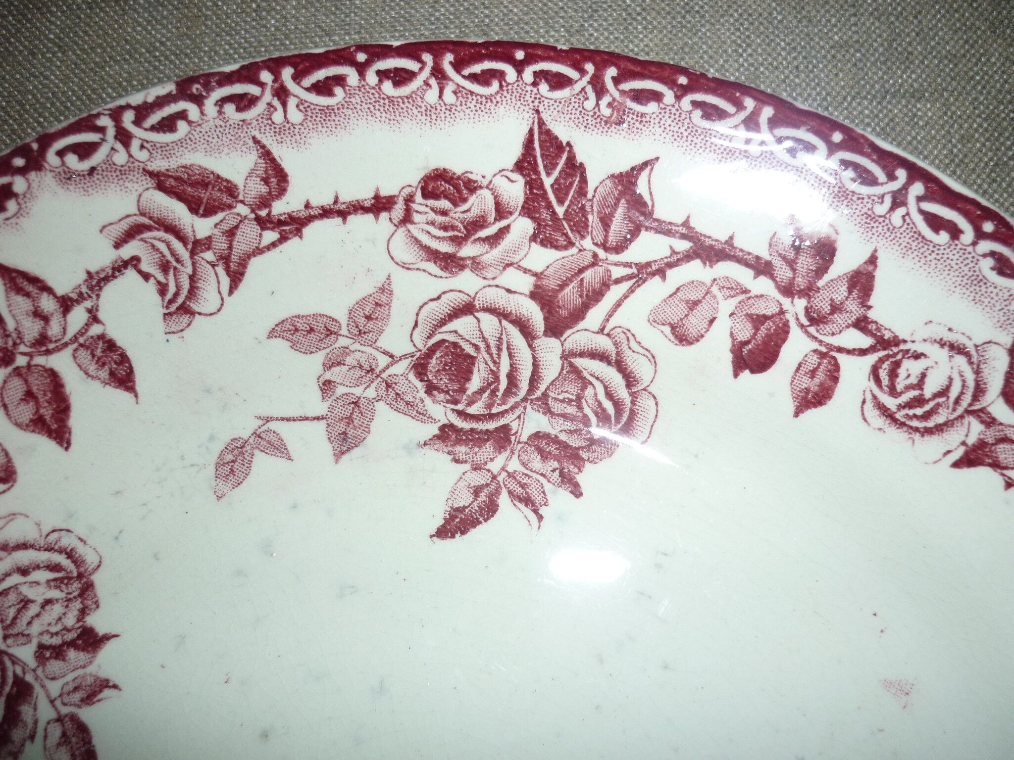 Beige earthenware plate with rose decoration and red garlands