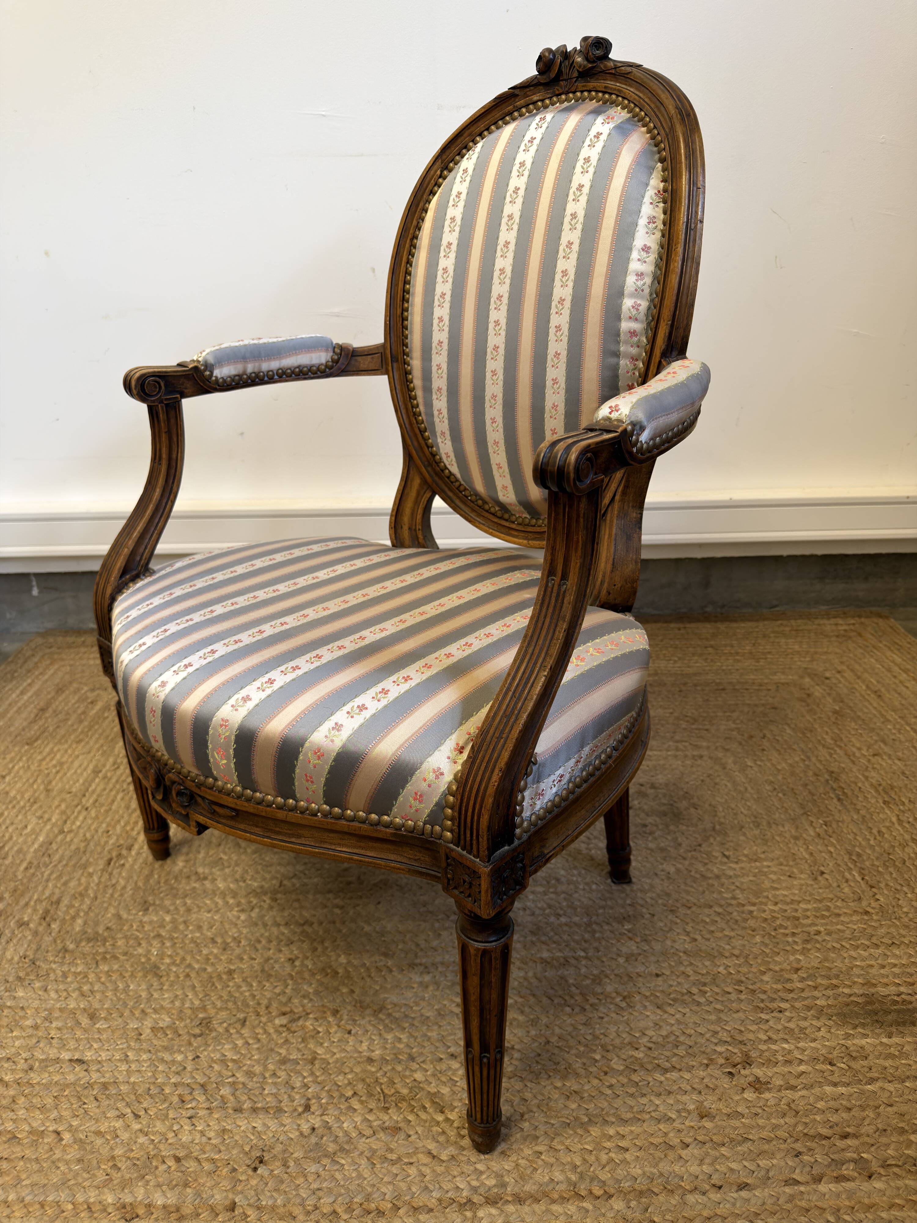 Fauteuil cabriolet médaillon de style Louis XVI