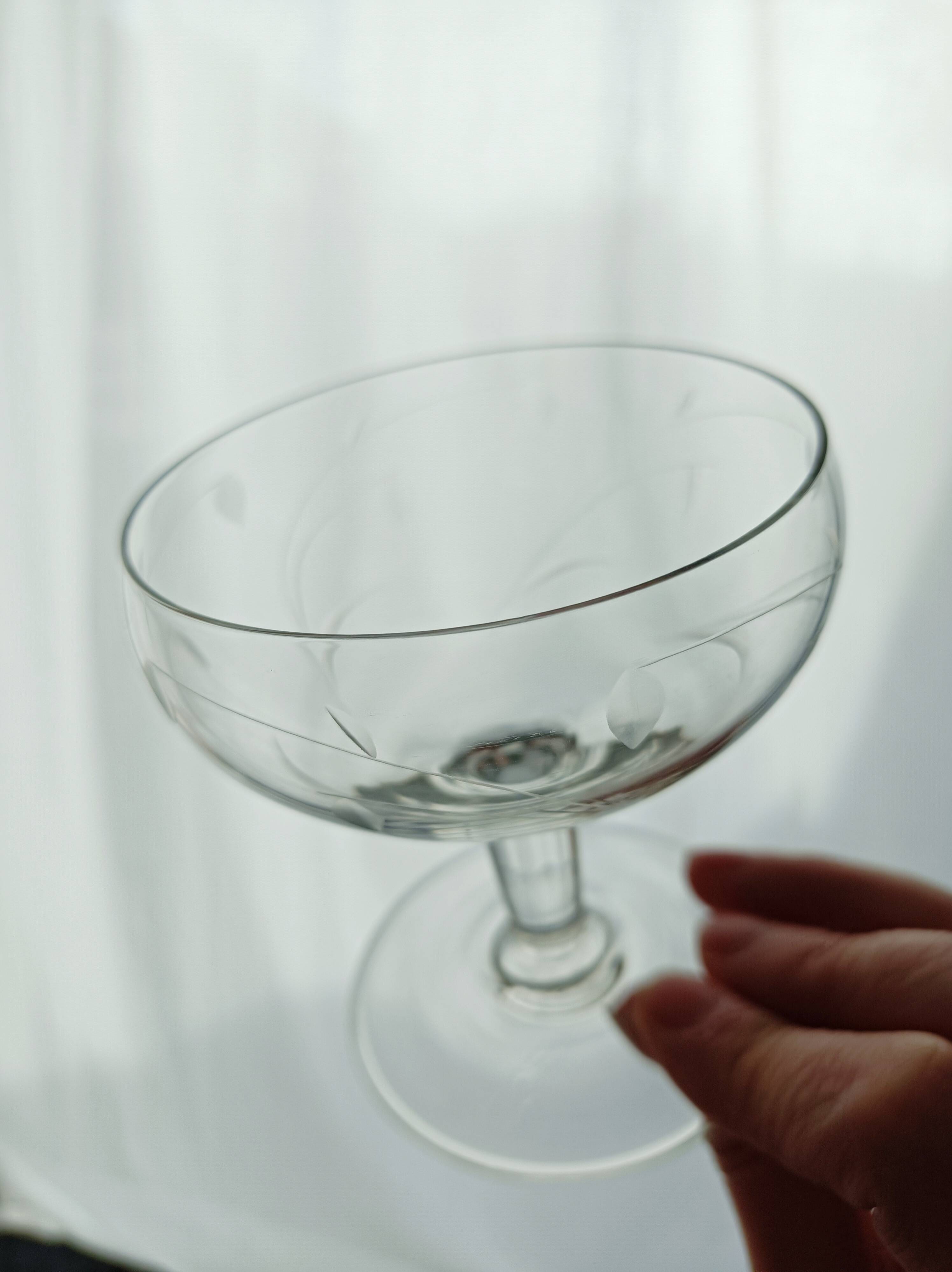 Lot de 5 coupes à champagne en verre gravé feuillage