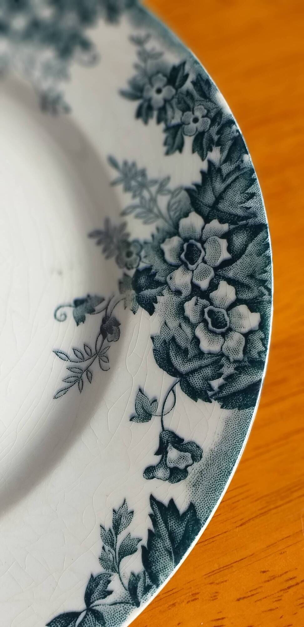 Flat porcelain plate Moulin des Loups and Hamage model Marie-Louise