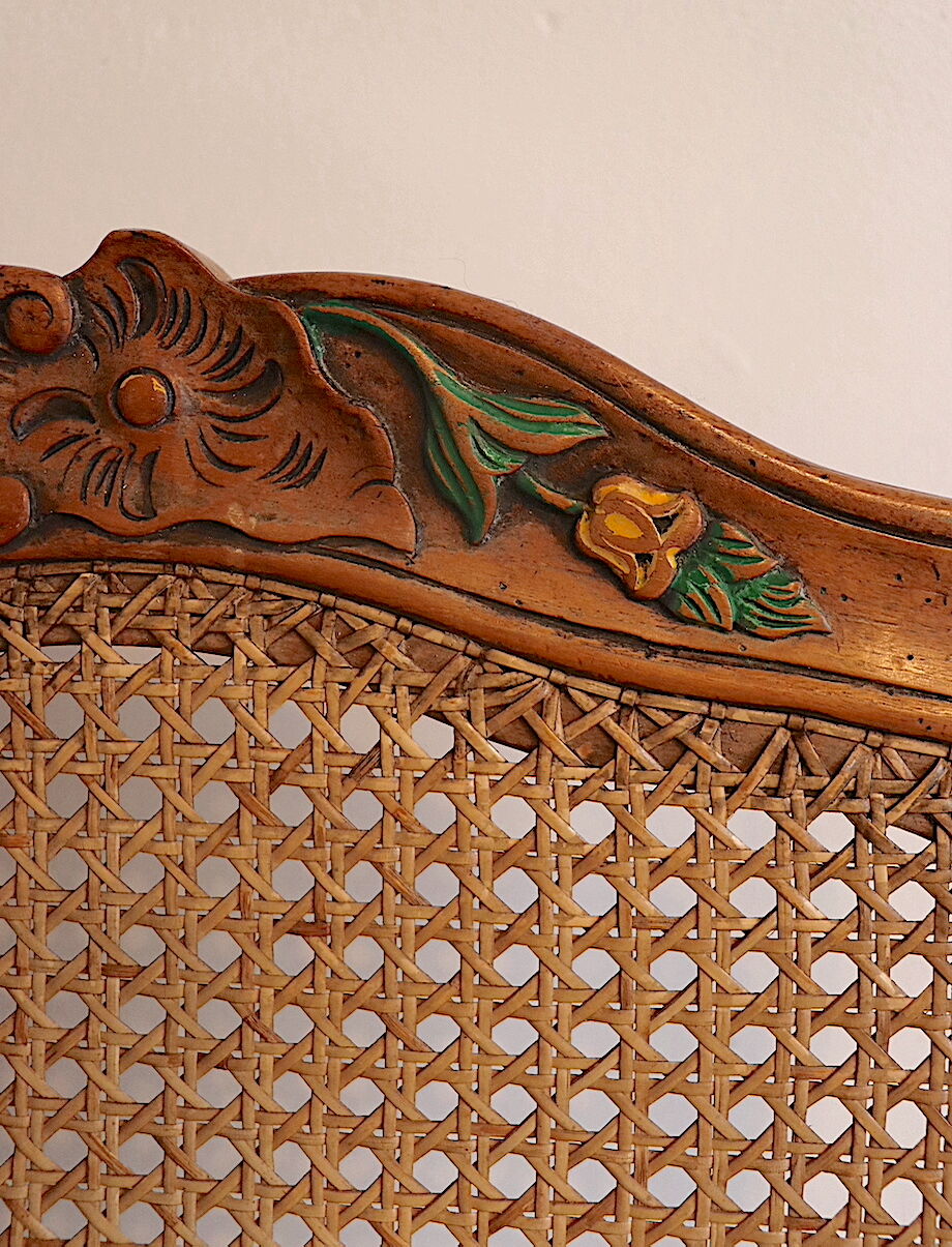 Détail de dossier en bois d'une chaise style Louis XV avec cannage en osier