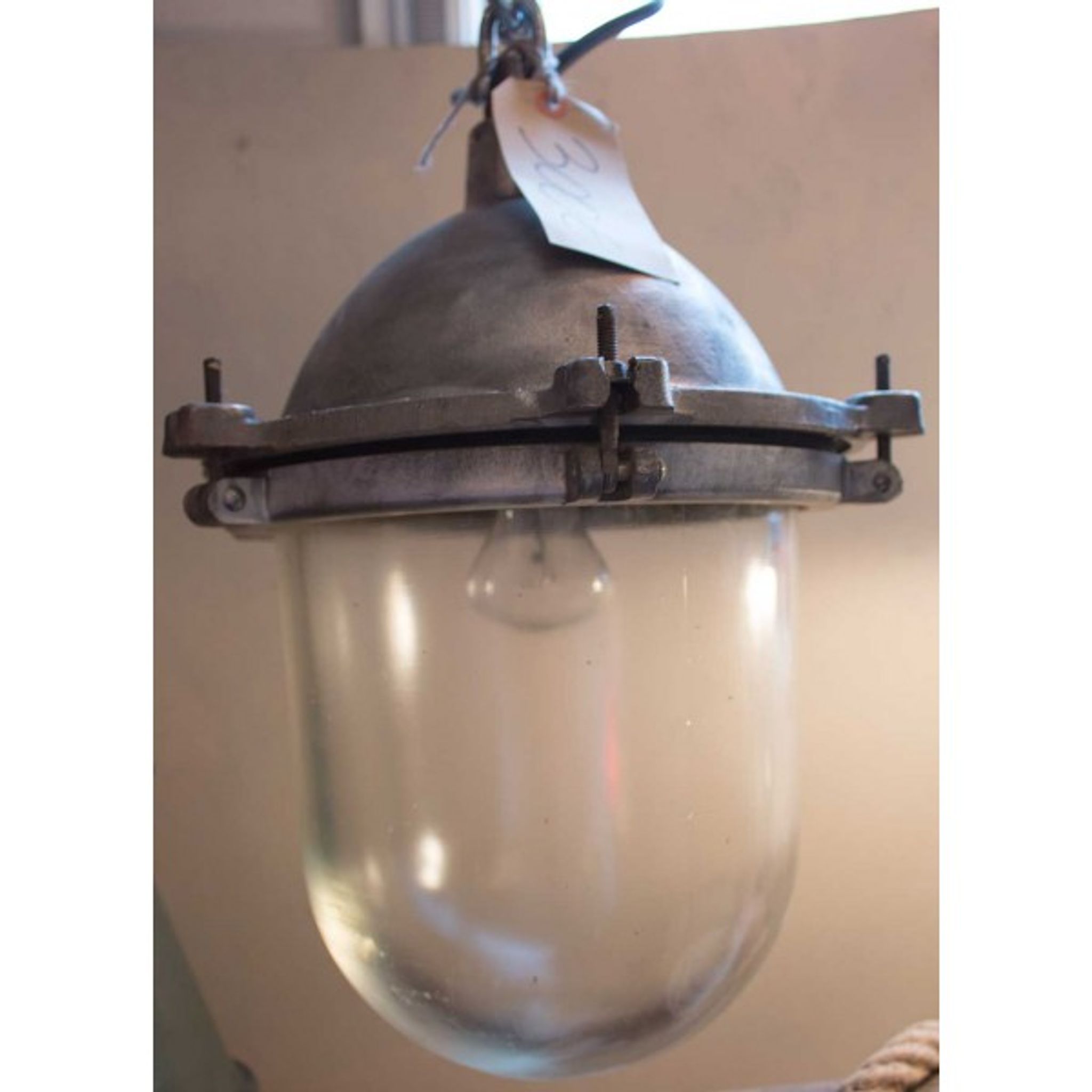 Industrial aluminum lamp with glass globe