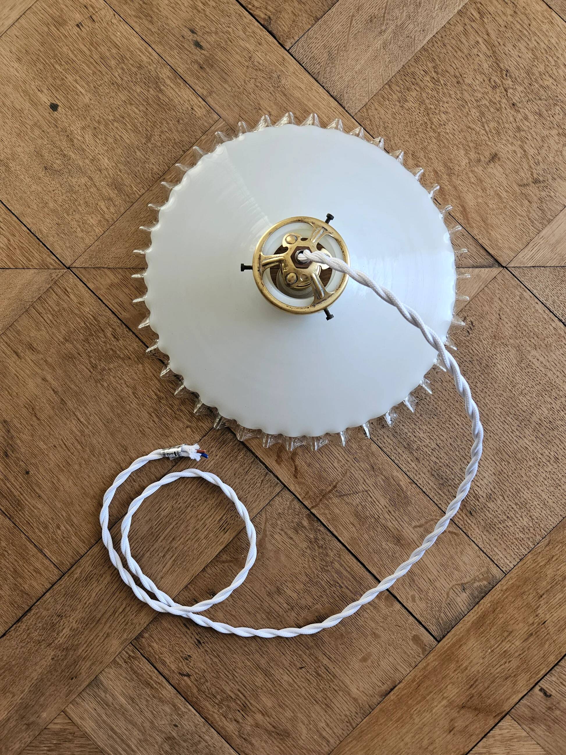 Suspension vintage en opaline dentelée