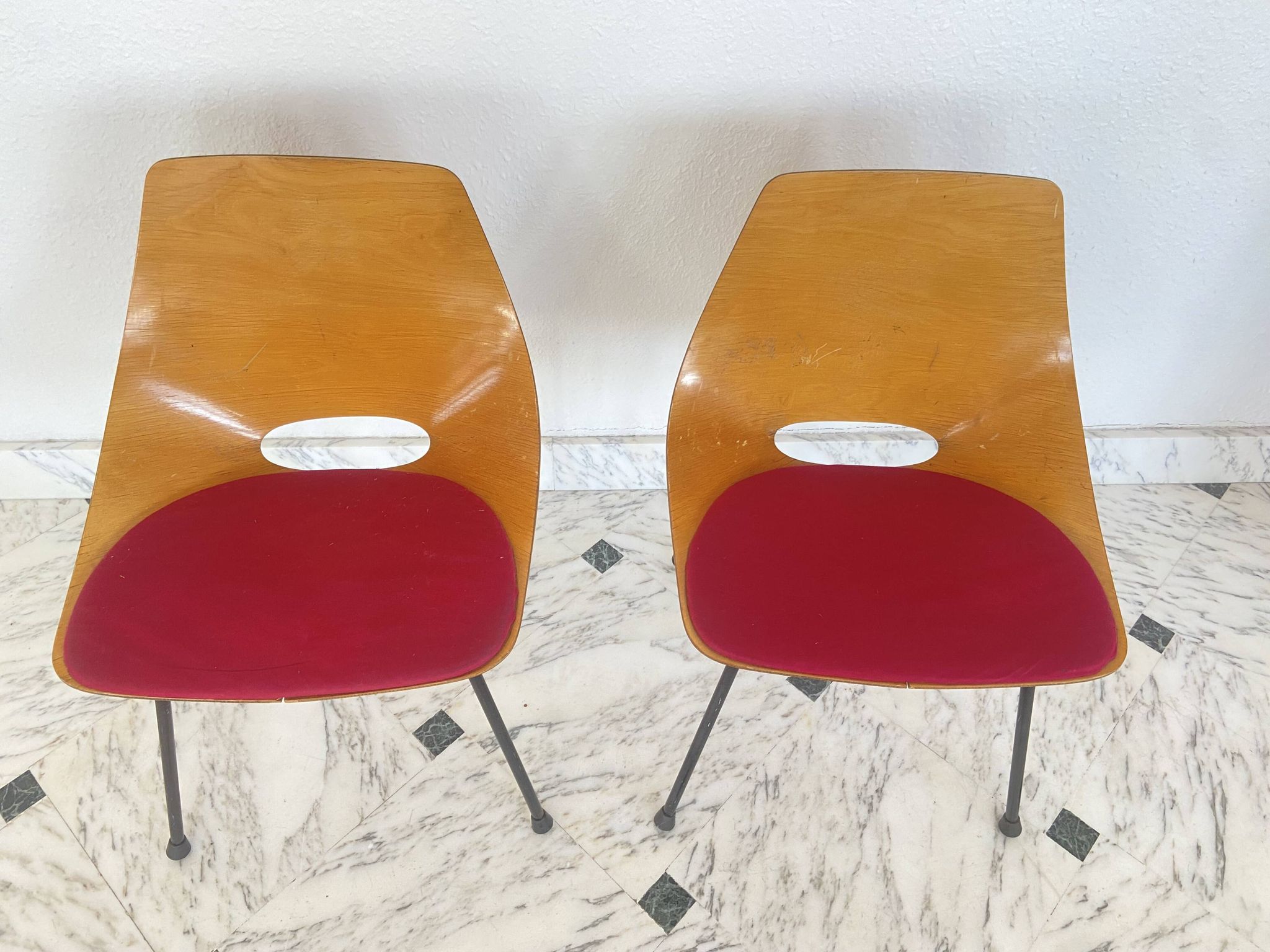 Paire de chaises tonneau par Pierre Guariche pour Steiner, années 50.
