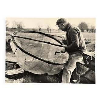 Photo noir et blanc intitulée Pêcheur de Civelles par Robert Laporte XXe
