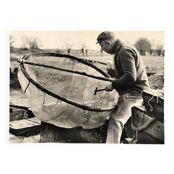 Photo noir et blanc intitulée Pêcheur de Civelles par Robert Laporte XXe