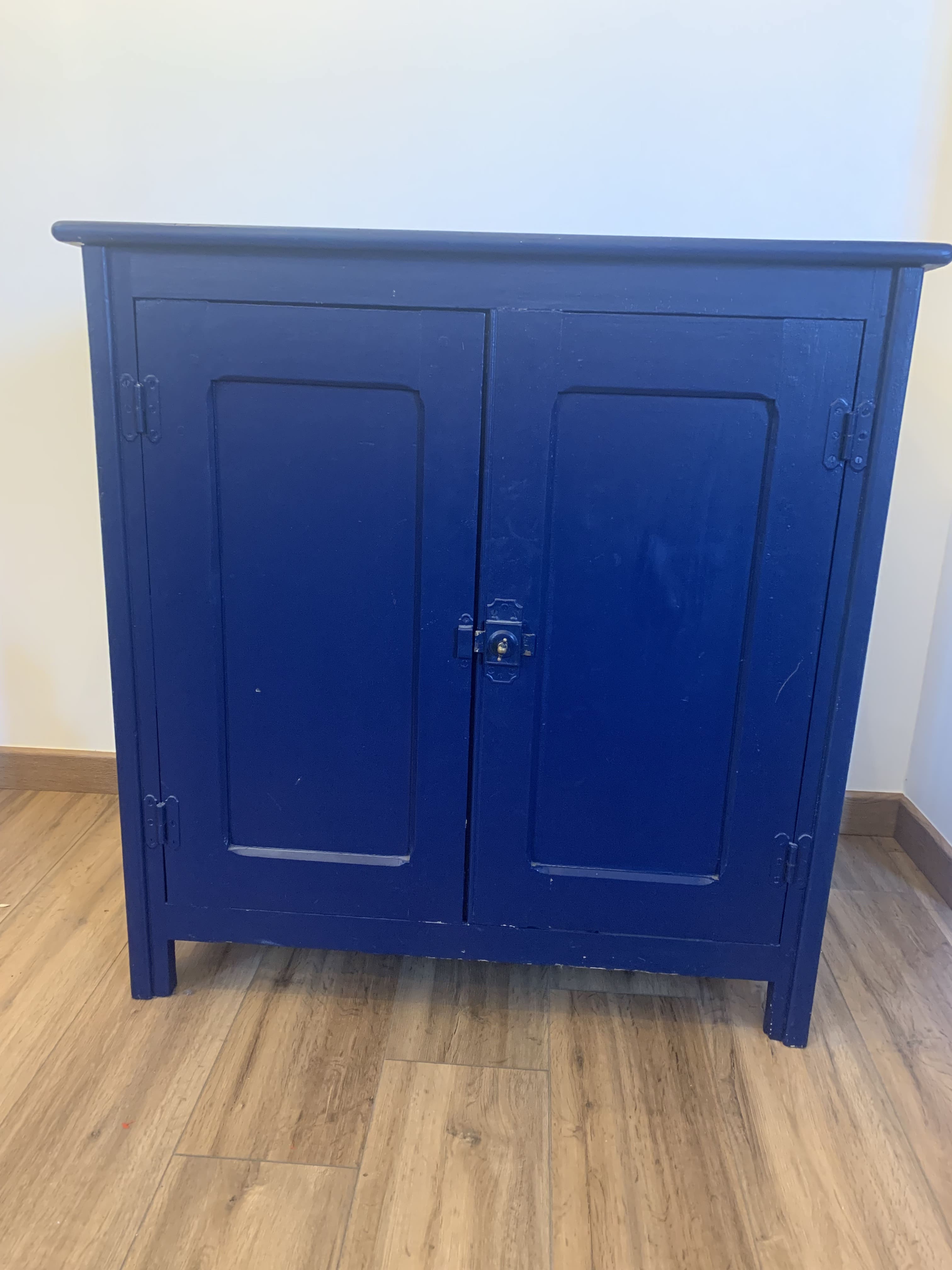Meuble parisien bleu