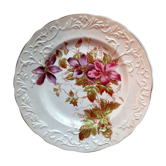 Assiette anglaise art nouveau marli en barbotine décor de clématites mauves