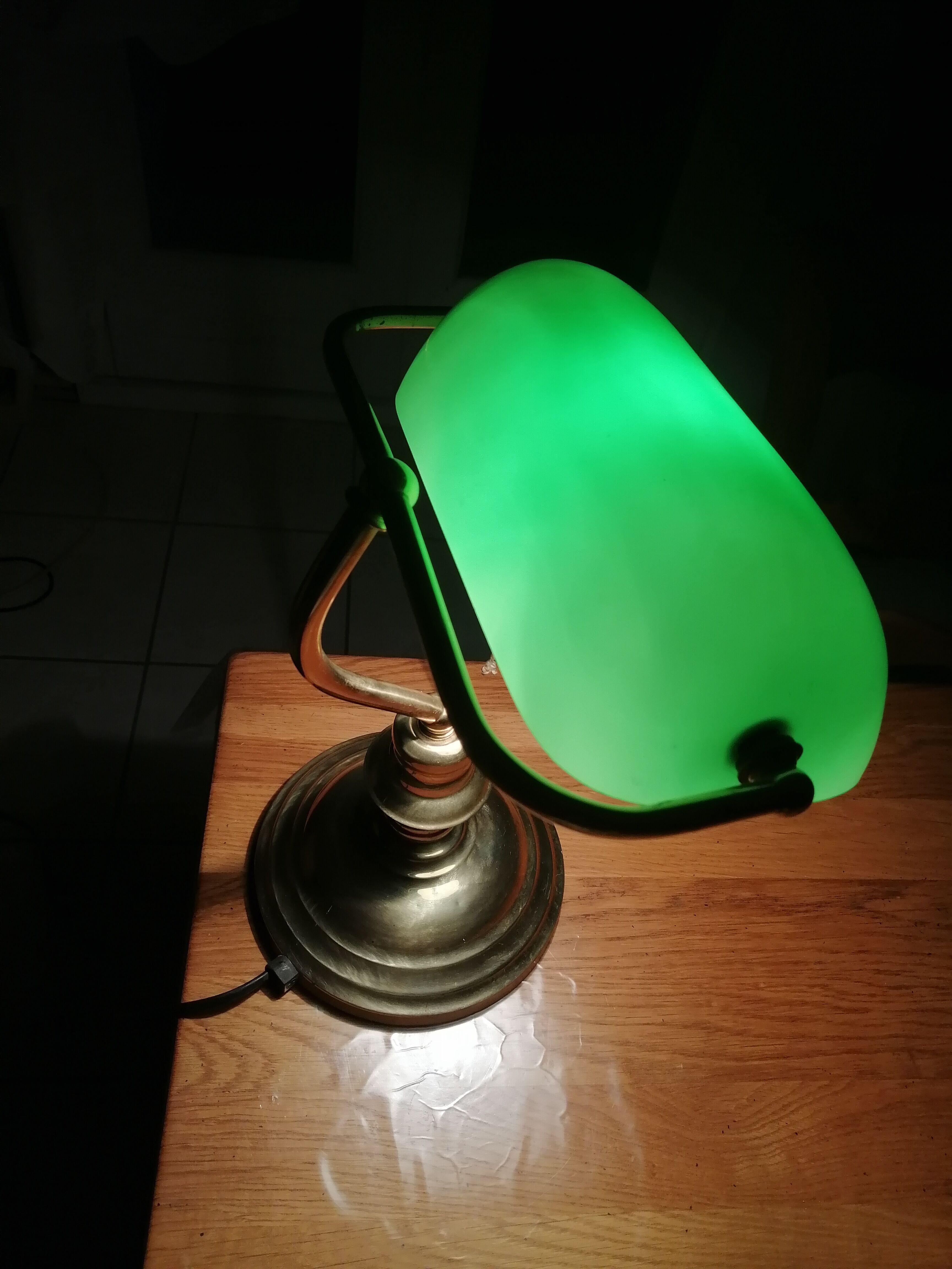 lampe de bureau en métal doré  avec verre en opaline orientable