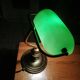 lampe de bureau en métal doré  avec verre en opaline orientable