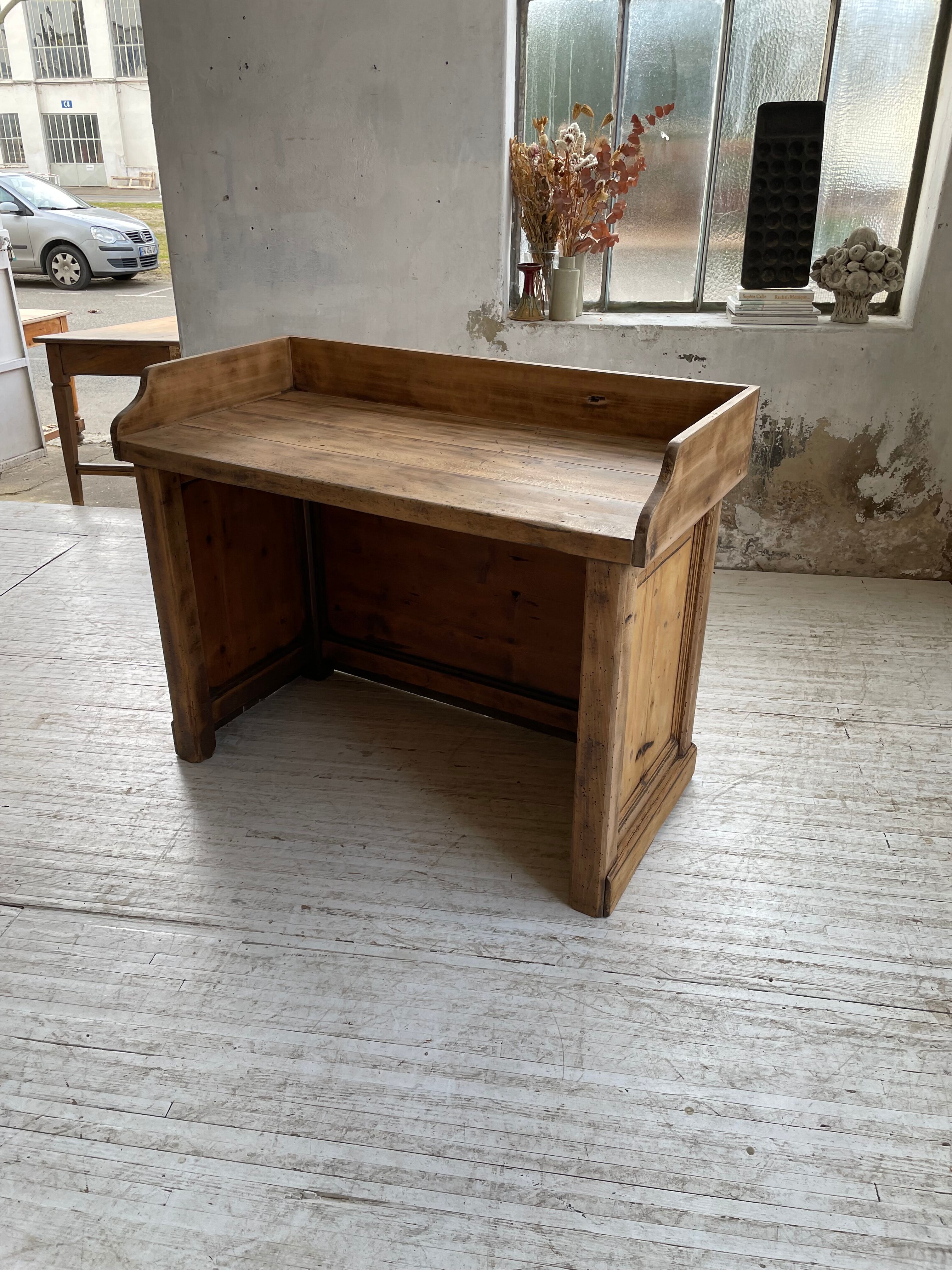 Trading counter central island pine