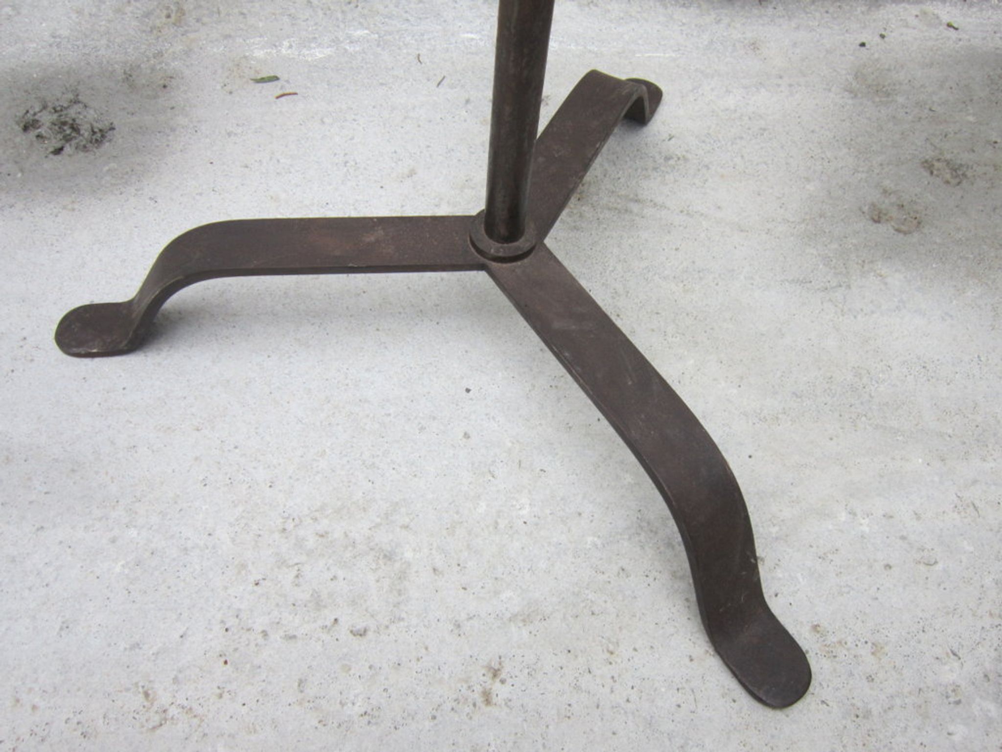 Tripode gallows lamp