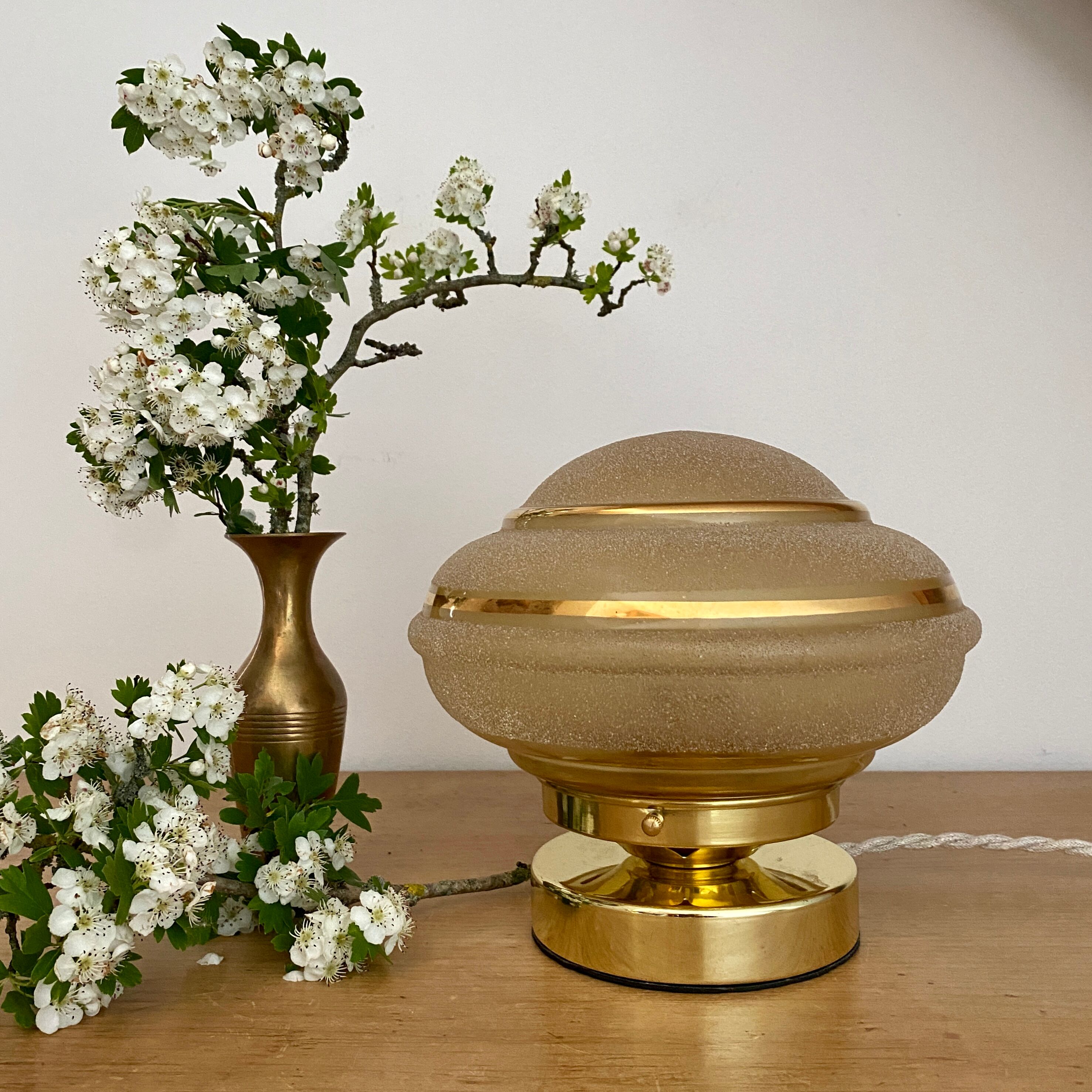 Lampe à poser globe vintage art déco en verre jaune et doré