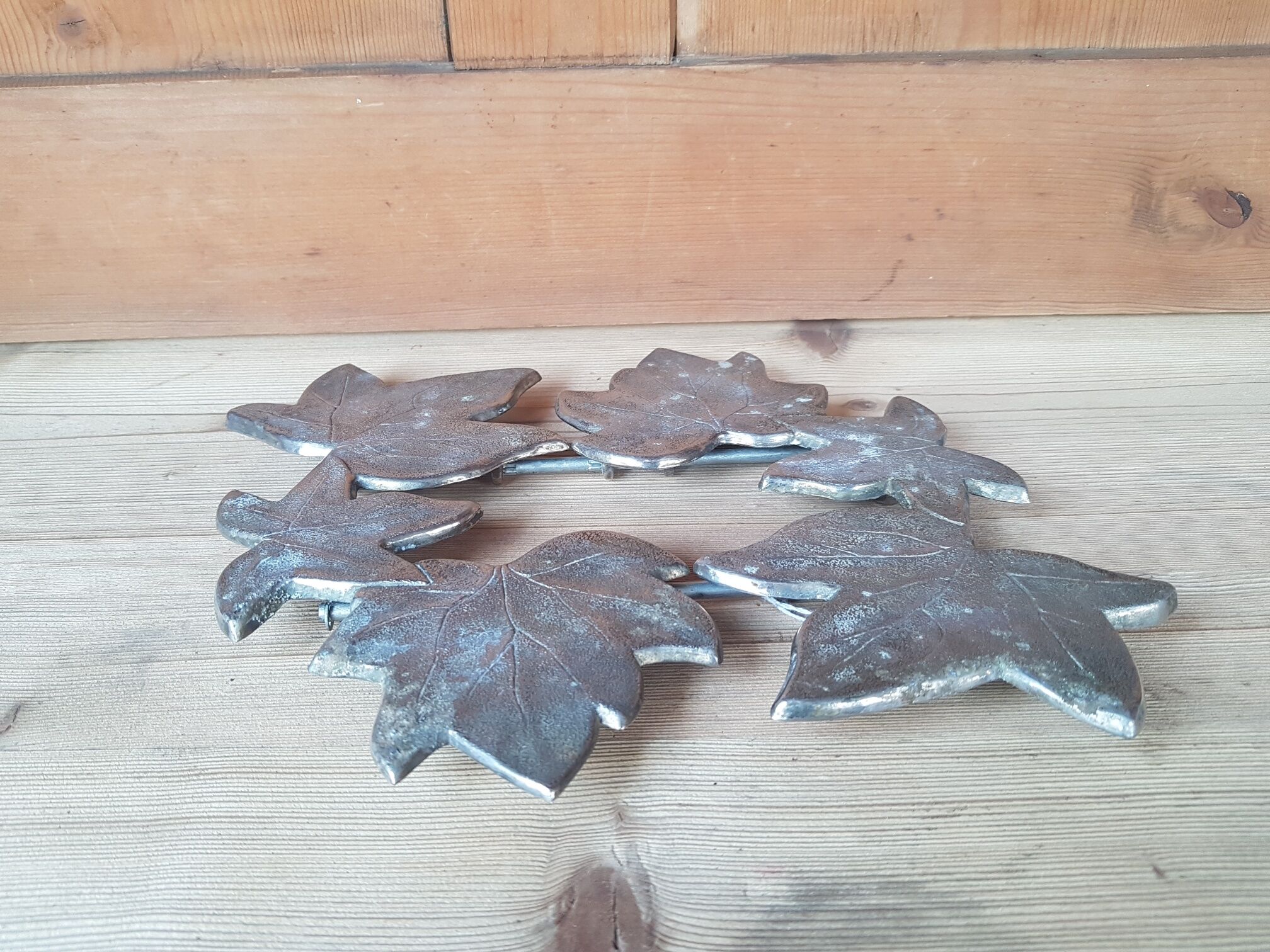 Underside flat silver metal extendable decoration leaves