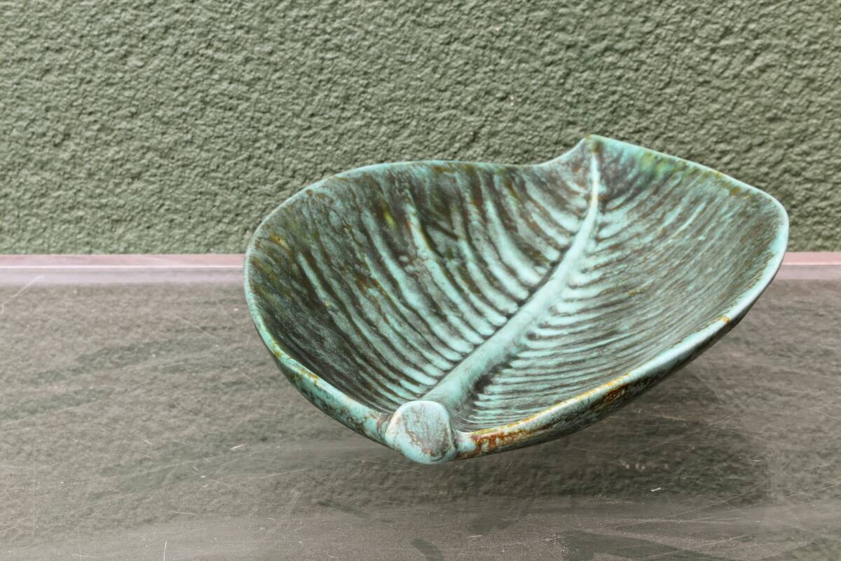 Enamelled stoneware plate