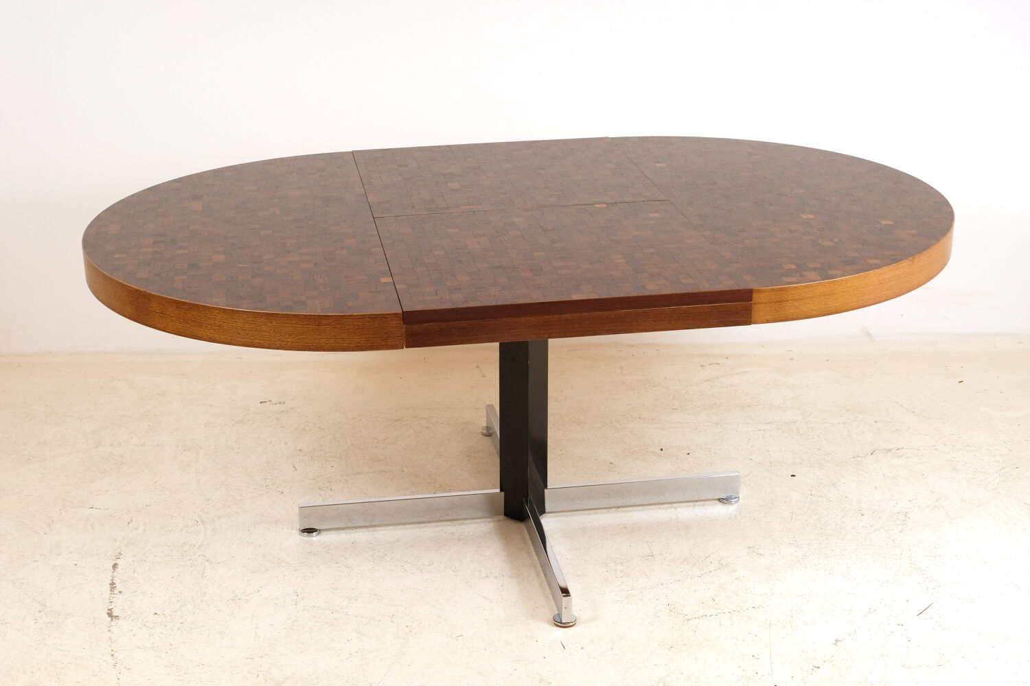 Extendable round table by D. Waeckerlin 1970