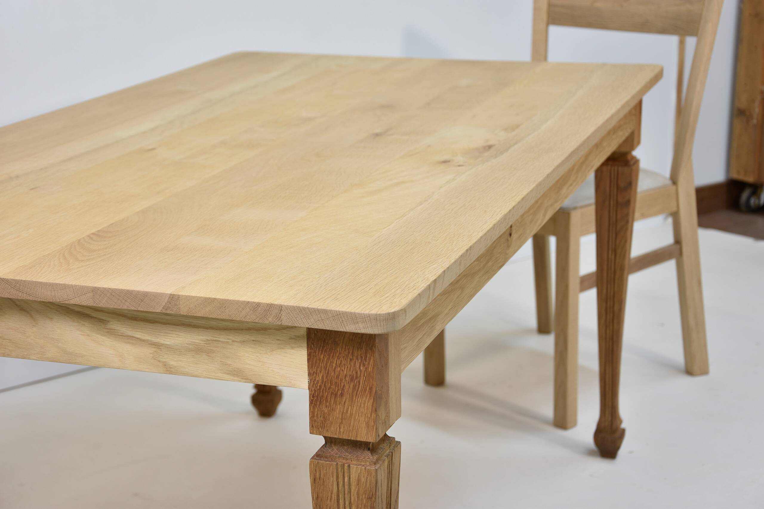 Table en chêne clair avec des pieds anciens
