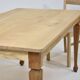Table en chêne clair avec des pieds anciens