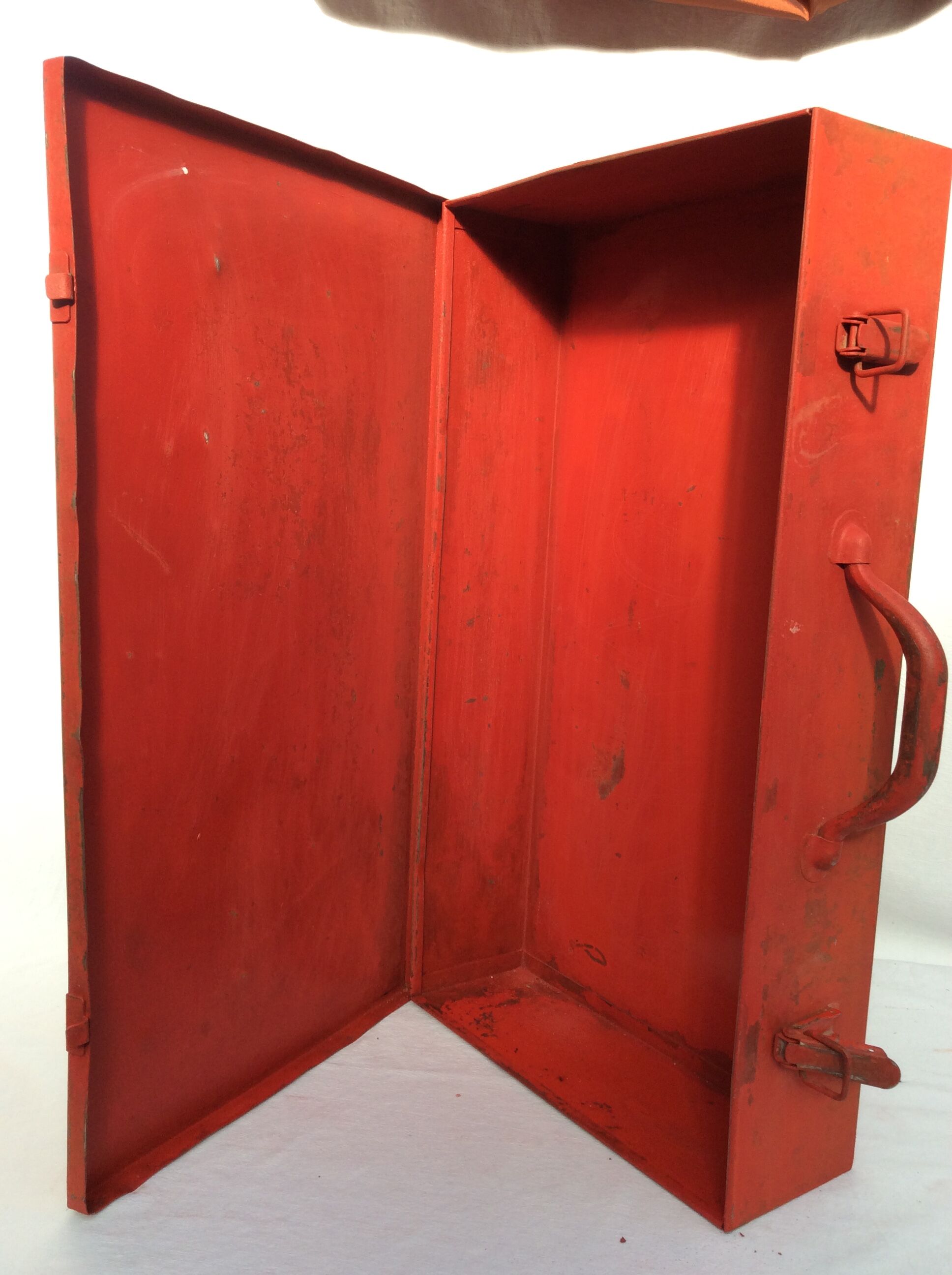 Caisse à outils en métal couleur rouge avec poignée