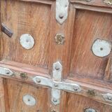 Petit buffet en bois ancien avec deux portes