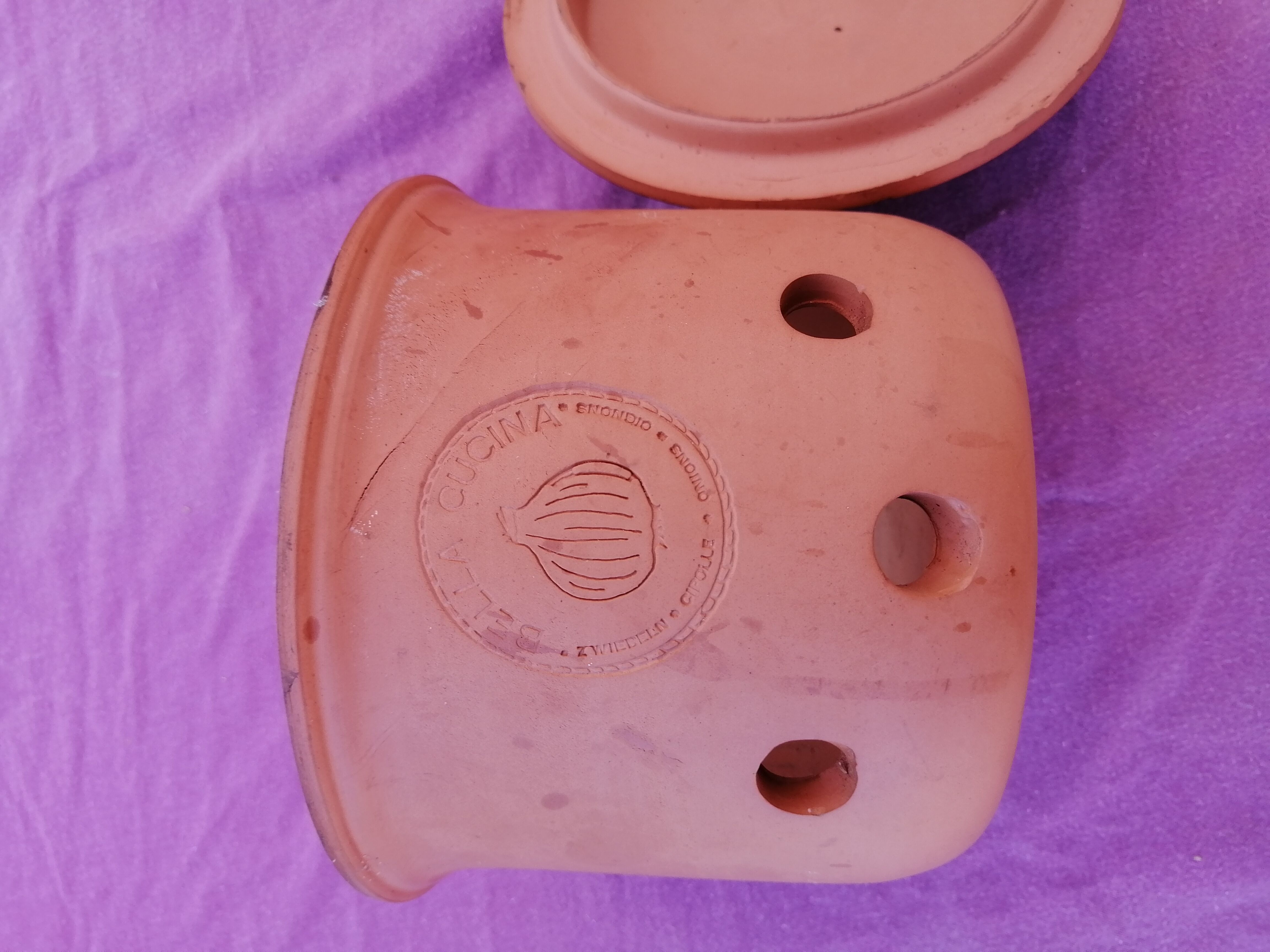 Terracotta storage pot for onion