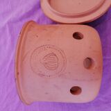 Terracotta storage pot for onion
