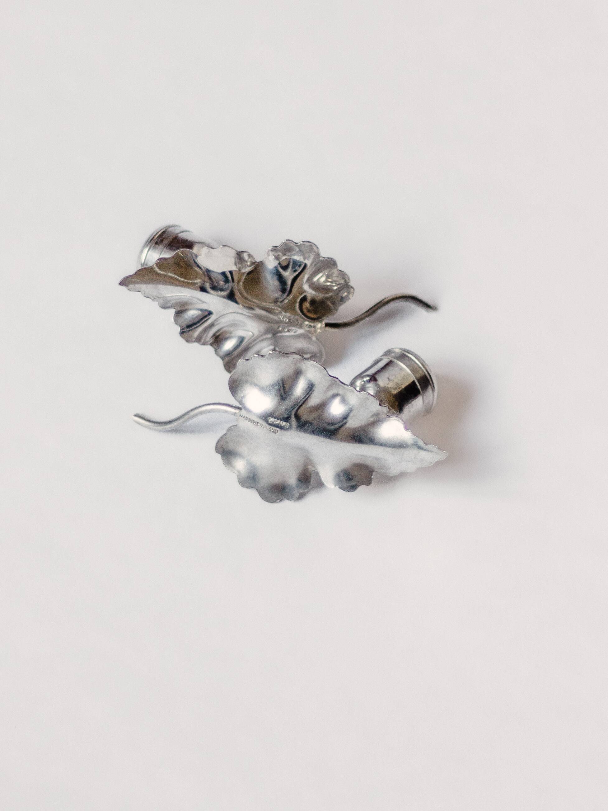 Set of a salt shaker and a pepper shaker in silver-plated metal, ENPS, England.