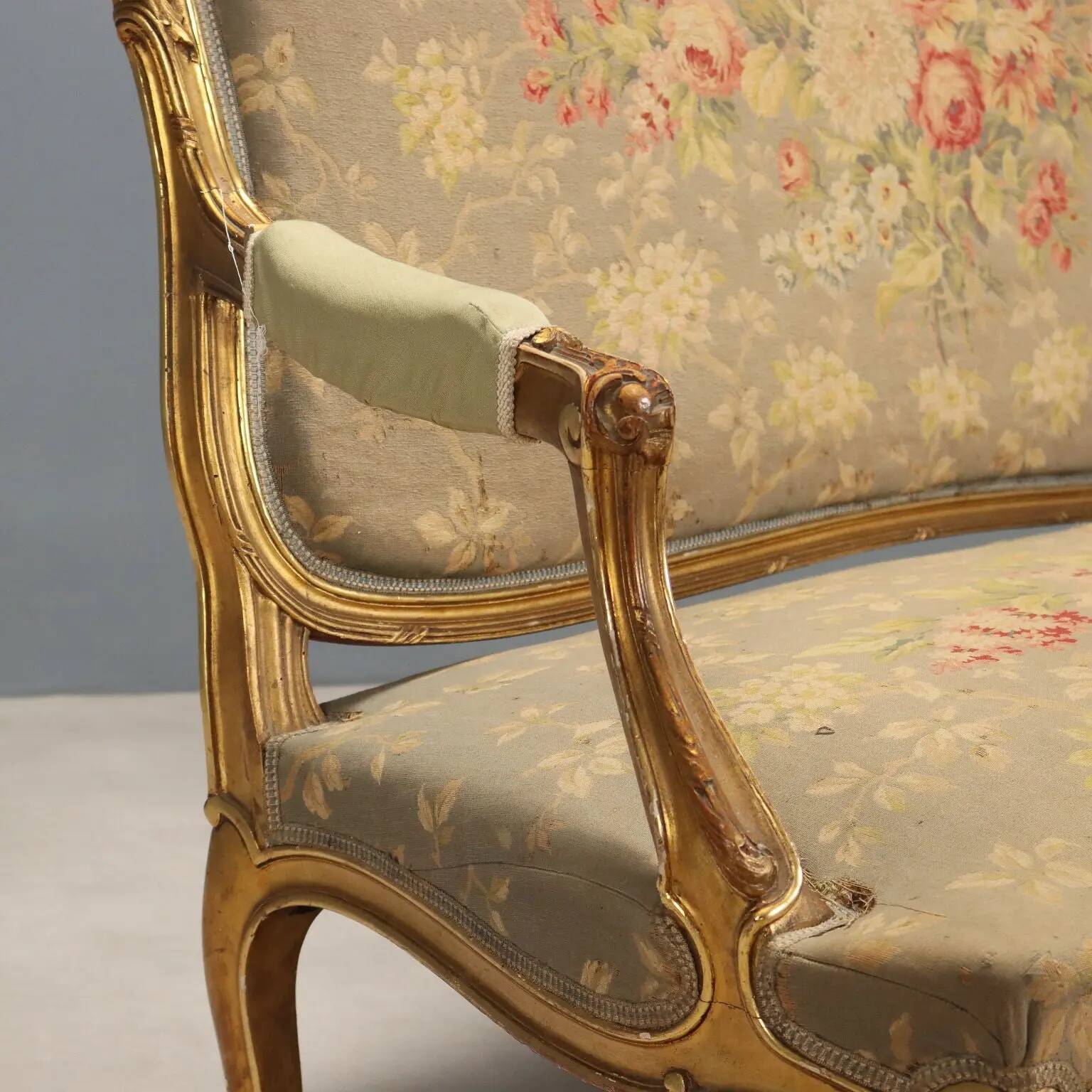 Canapé ancien style baroque, décorations en bois doré, XIXe siècle