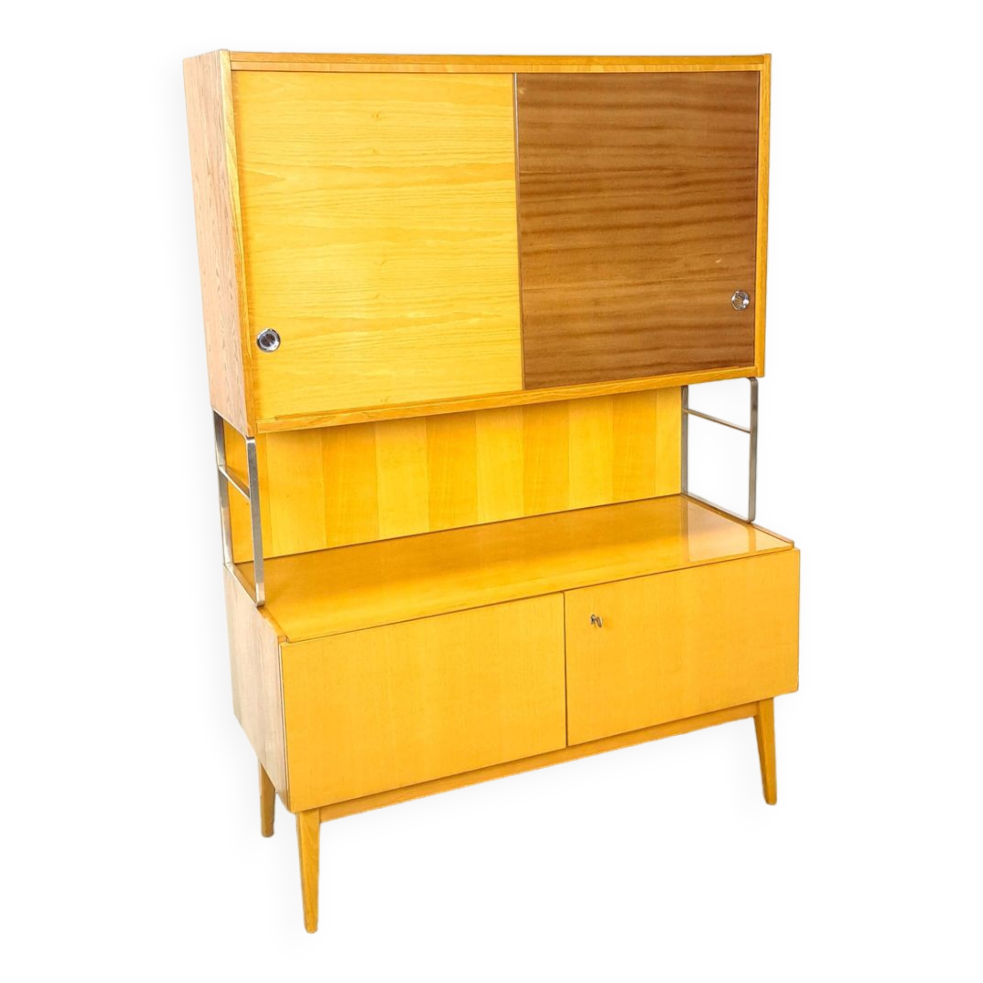 Jitona design vitrinekast met 2 kleuren fineer en schuifdeuren