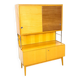 Jitona design vitrinekast met 2 kleuren fineer en schuifdeuren