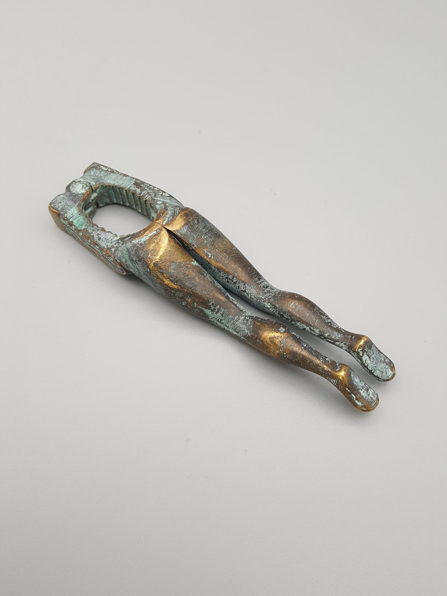 Ancien casse-noisettes en bronze jambes de femme