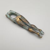 Ancien casse-noisettes en bronze jambes de femme