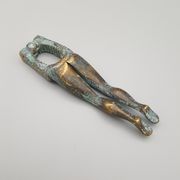 Ancien casse-noisettes en bronze jambes de femme