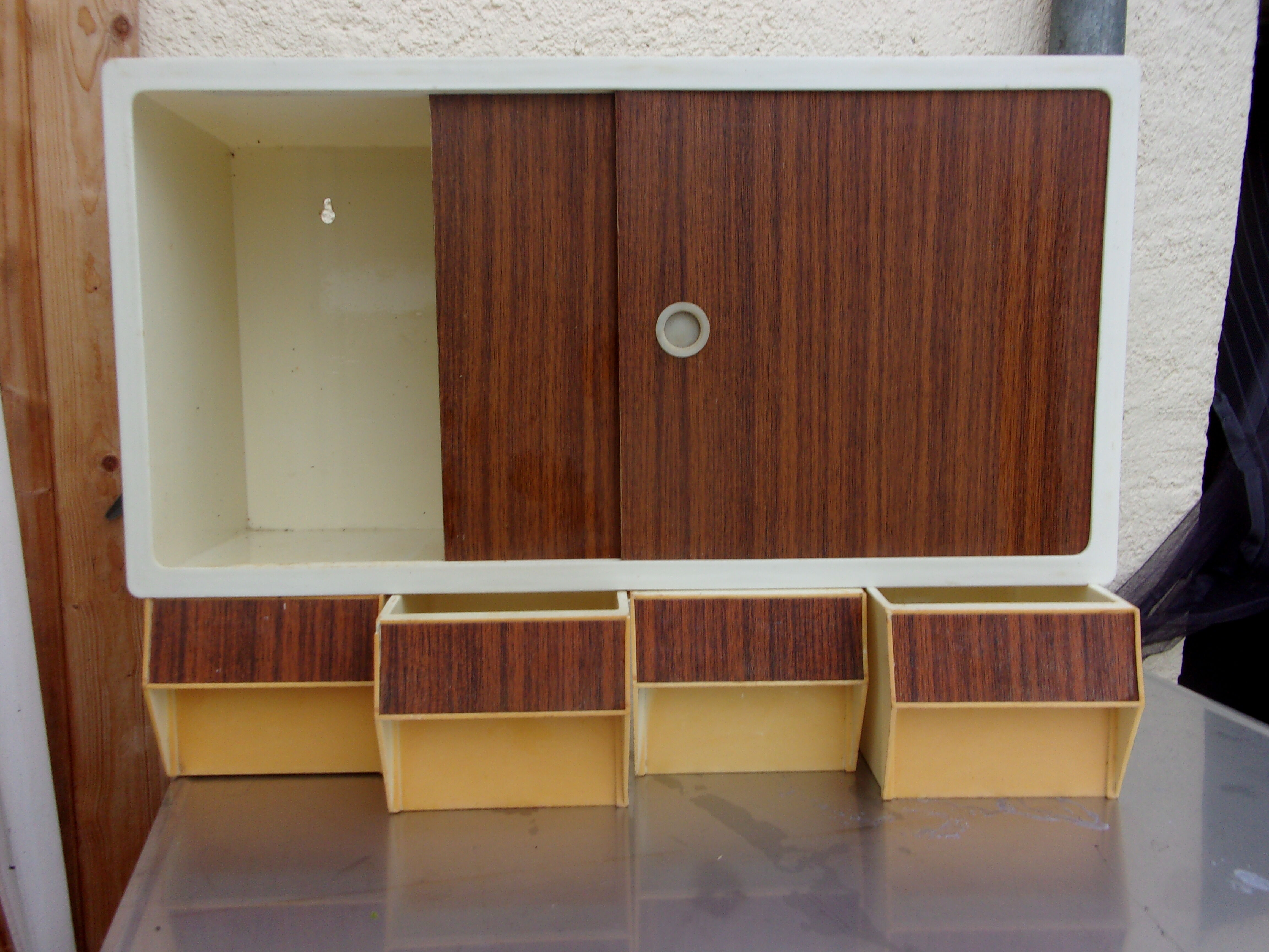 1970 plastic medicine cabinet 3 tones flair style