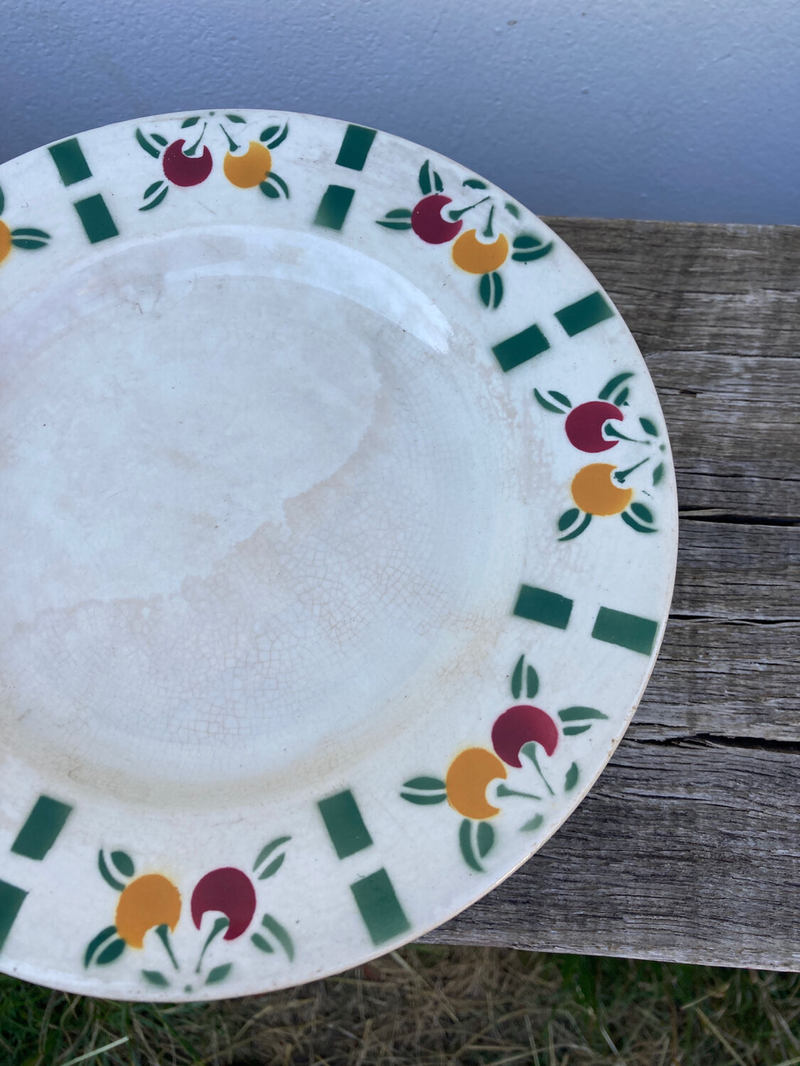 Compotier en céramique Gien blanc à motifs de fruits