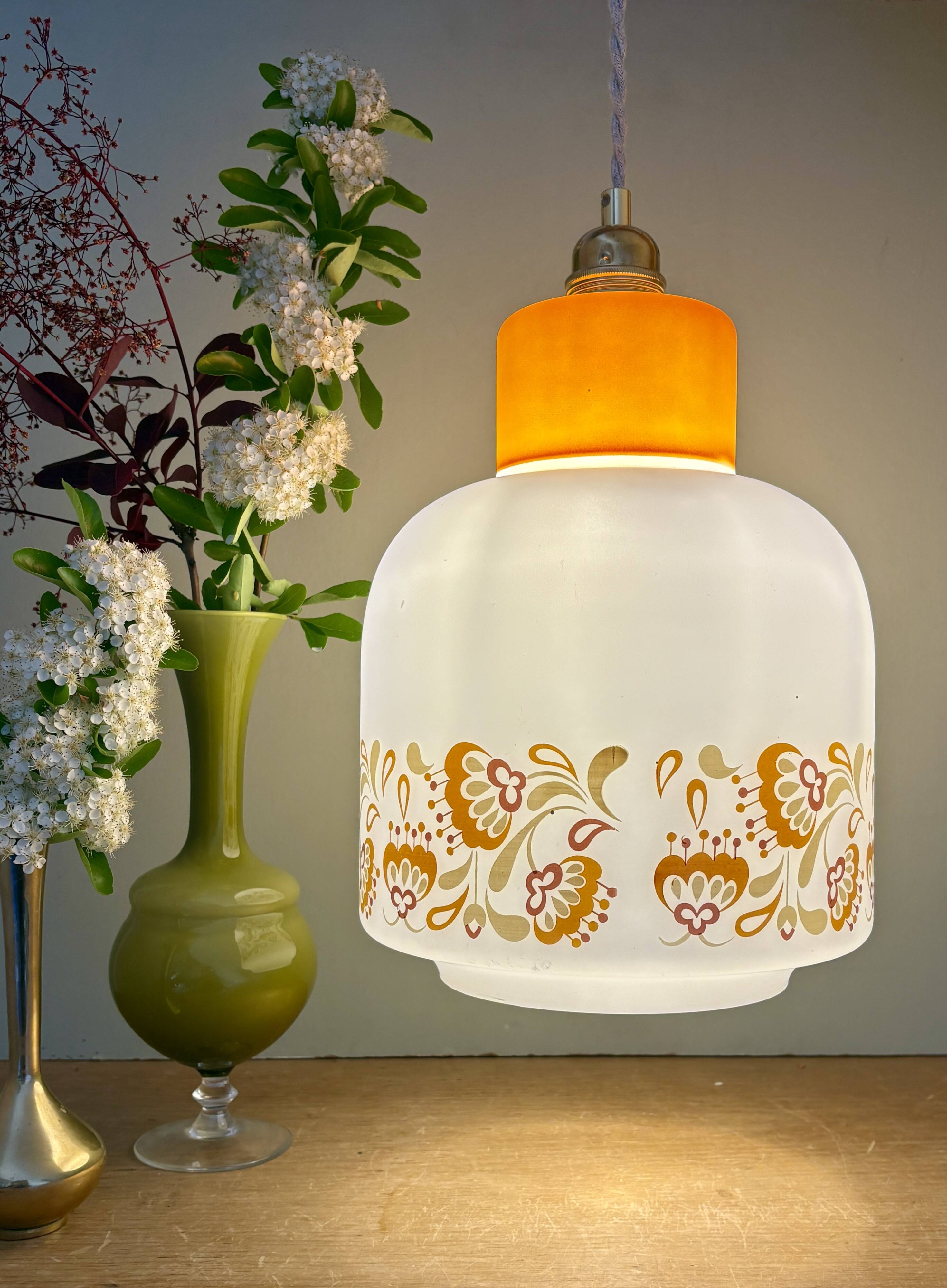 Suspension globe vintage années 70 en opaline