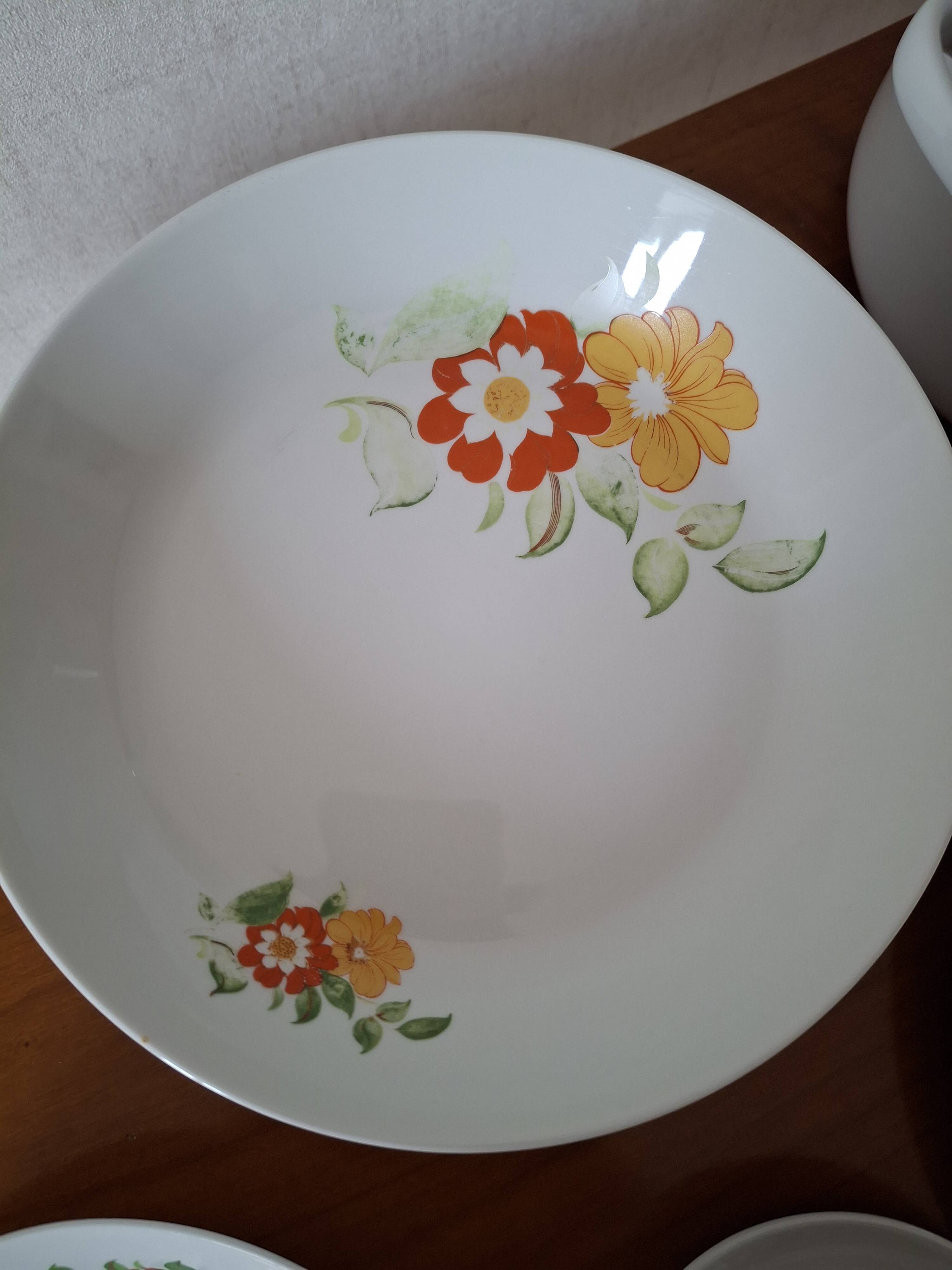 Vintage table service in Italian porcelain "Royal" with floral decoration.