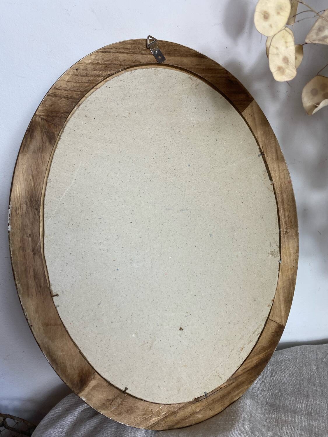Oval-shaped gilded wooden mirror
