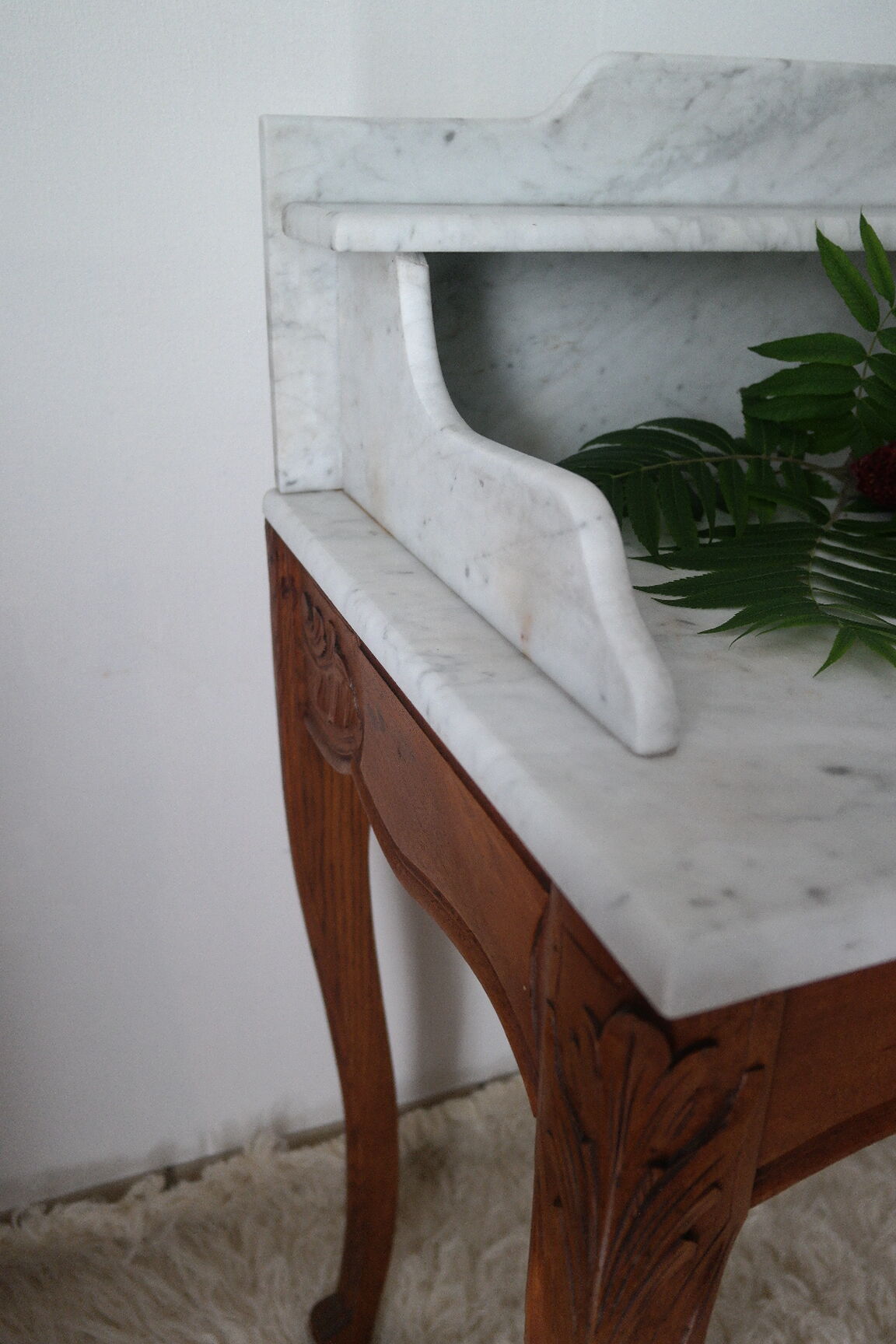 Louis XV-style toilet table in walnut and marble