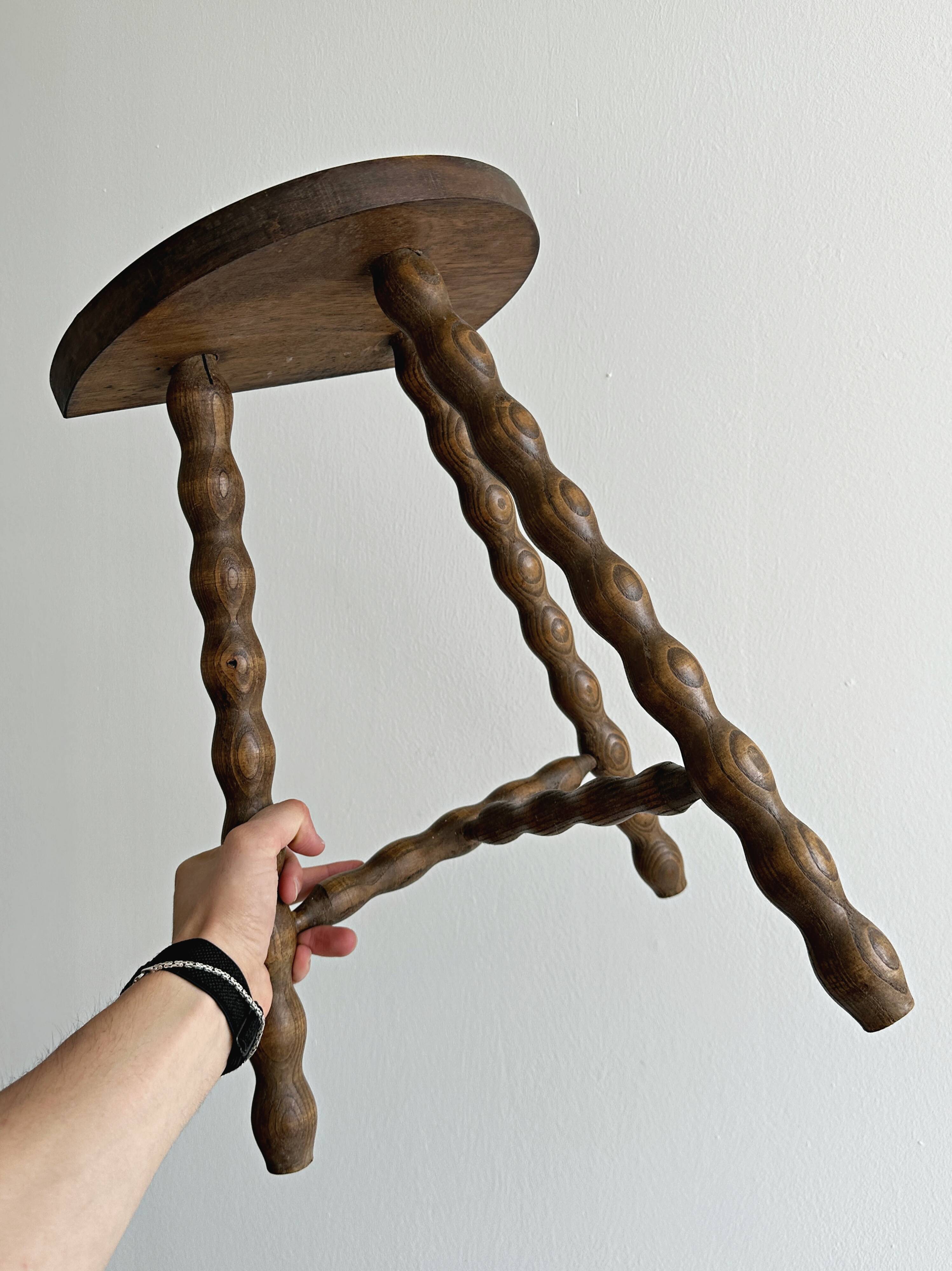 Tabouret tripode ancien en bois torsadé