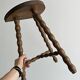 Tabouret tripode ancien en bois torsadé